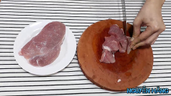 Thịt heo mua về rửa sạch, cắt miếng vừa ăn. Chuẩn bị 1 cái chảo, cho dầu vào chảo. Dầu nóng cho hành tím và tỏi băm vào phi thơm. Cho thịt vào xào xăn lại. cho vào đây dầu hào tiếp tục đảo 1 chút xíu thì cho thơm, ớt chuông vào.