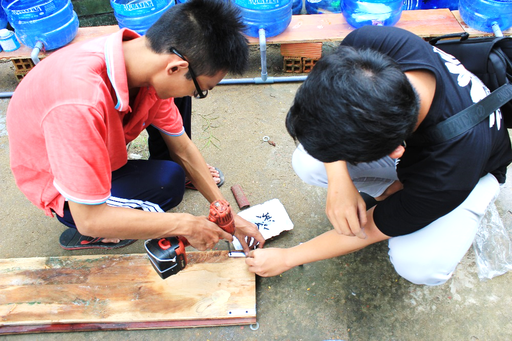 “Làm giá lót bể nước” một trong những công đoạn mô hình tưới cây thông minh