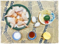 Rửa sạch cánh gà với nước ngâm tí muối, nặn thêm tí chanh. Để thịt gà được mềm và khử bớt mùi tanh.