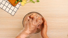 Ướp thịt gà với 1 muỗng canh hạt nêm, 1 muỗng canh nước mắm, 1 muỗng canh đường, 1/2 muỗng canh tiêu. Trộn đều và ướp trong 15 phút.