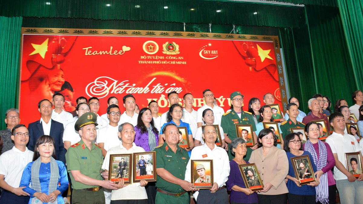 TP Hồ Chí Minh: Xúc động trao ảnh liệt sĩ phục dựng tặng thân nhân liệt sĩ - Báo Quân Đội Nhân Dân