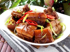 Cho thịt ra tô dùng nóng với cơm là tuyệt. Có thể ăn kèm với dưa món, rau sống sẽ ngon hơn nhiều lại giảm vị ngấy nữa đấy!