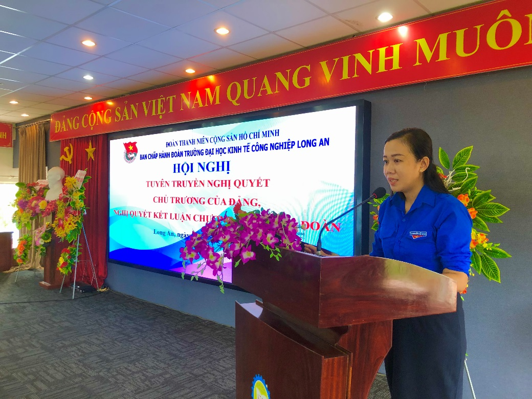 Đồng chí Nguyễn Thị Như Ý – Phó Bí thư Đoàn trường tuyên truyền Nghị quyết Đại hội Đoàn TNCS HCM Trường ĐH KTCN Long An nhiệm kỳ 2020-2022