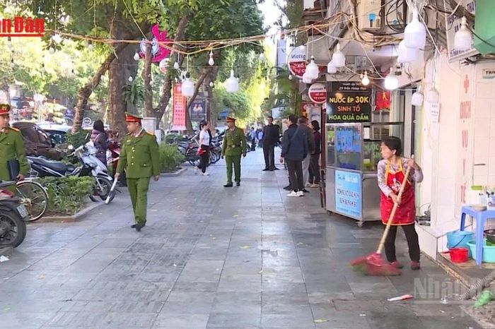 Công an Hà Nội xem xét trách nhiệm 2 chỉ huy và 14 cán bộ Công an phường để xảy ra vi phạm trật tự đô thị - Báo Nhân Dân