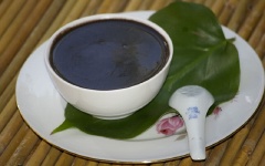 Cuối cùng vớt bỏ lá dứa ra. Nấu sôi trở lại cho nồi chè có màu đen óng, khi đó chè đã chín. Múc ra bát và dùng nóng. Chè mè đen ăn rất mát, thanh nhiệt, giảm stress rất tốt. Các bạn có thời gian rảnh nên nấu cho cả nhà cùng ăn, rất ngon mà bổ nữa. Bạn nào ăn ngọt có thể kèm theo nước dừa béo béo cho đỡ ngán.