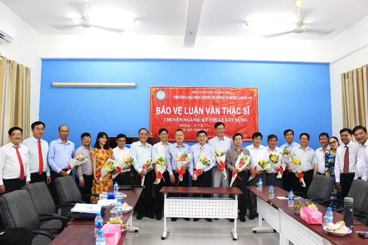 Học viên chụp ảnh lưu niệm cùng quý thầy, cô DLA