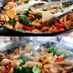 Rắc lên ít phô mai Parmesan và trộn đều. Cuối cùng chỉ việc cho nui xào gà ra đĩa và dùng nóng.