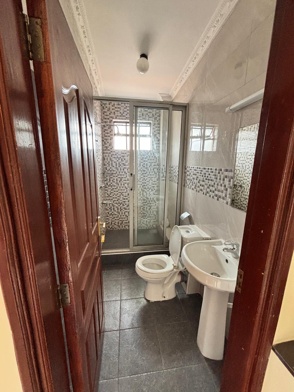 Ensuite 4-Bedroom Apartment with DSQ — photo 3 of 10