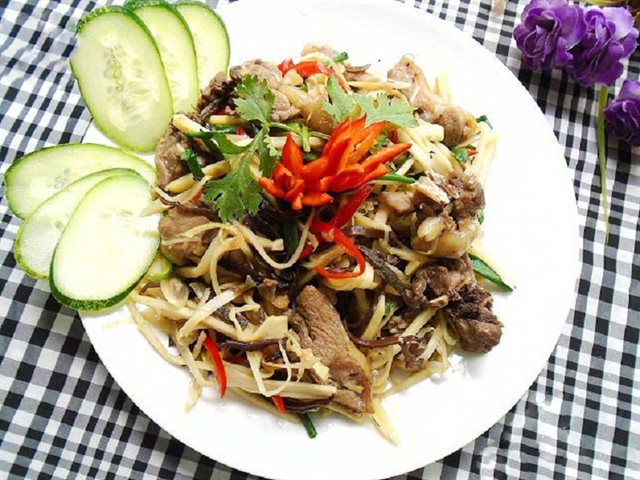 Thịt Gà Xào Măng