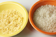Dùng muỗng xúc từng khoanh khoai nghiền, cho lăn qua bột chiên xù, viên lại cho tròn một chút.