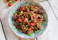 Tim gà rim tiêu với tim gà nhai giòn sần sât, dai dai, ngấm đều gia vị ướp rim đậm đà. Món này cay thơm hương tiêu rất đặc trưng, có thể ăn với cơm trắng vô cùng hấp dẫn.