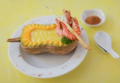 Món tôm nướng xiên này rất thơm và hơi béo, làm món nhậu ưa thích của các quý ông. Ngoài ra, chị em có thể dùng để ăn kèm cùng với súp bí đỏ cũng rất ngon. Có thể chấm với tương ớt, nước mắm mặn hay nước mắm chua ngọt đều hợp nhé!