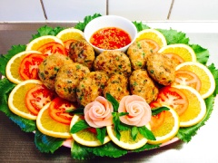 Cho ra đĩa trình bày, ăn ngay lúc nóng sẽ rất ngon, có thể chấm kèm nước mắm chua ngọt hoặc tương ớt cay cay. Chúc cả nhà thành công nha, đừng quên chia sẻ thành quả với mình nha!