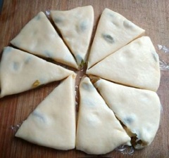 Cắt bột thành từng miếng hình tam giác giống như pizza. Xếp bánh lên khay nướng có lót sẵn một lớp giấy bạc, cho vào lò, nướng khoảng 15 phút ở nhiệt độ 180 độ C.