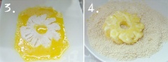 Đập trứng ra đĩa nông và rộng rồi dùng đũa đánh tan. Nhúng khoanh thơm vào trứng rồi đưa sang đĩa bột chiên xù đề dính đều các bột vào hai mặt thơm.