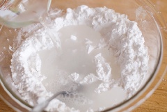 Cho 100g bột nếp, 100g bột gạo và 8g đường trắng vào tô, trộn đều rồi cho từ từ 150ml nước vào, trộn và nhào bột thành khối sáng mịn là được.