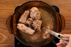 Đầu tiên, cho 500gr sườn non heo rửa sạch vào nồi nước sôi cho thêm 1 muỗng cà phê muối trần sơ sau đó vớt sườn ra rửa sạch. Cho 1 lít nước sôi vào nồi, cho sườn heo đã chần vào, thêm 1 muỗng canh hạt nêm vào hầm trong 20 phút cho sườn ngấm vị và nước dùng ngọt hơn.