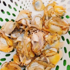 Sò lông rửa cho sạch cát, để ráo. Gừng thái lát. Đun sôi 2 chén nước, cho gừng vừa thái lát vào. Nước sôi cho sò lông vào trụng, đến khi sò lông săn lại thì vớt ra. Rau muống rửa sạch, cắt khúc vừa ăn.