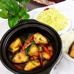 Cho tộ cá bớp kho ra bàn ăn, dọn lên cùng 1 đĩa xoài chua và 1 thố cơm nóng. Cá bớp kho mặn mà, thịt săn ngọt, chấm cùng chút xoài chua chua ăn rất bắt cơm. Chúc bạn làm cá bớp kho tộ thành công và ăn ngon miệng nhé!
