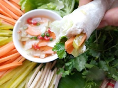 Rắc thêm ít hành lá, rau răm, thì là còn lại và thưởng thức khi cá còn nóng. Cá hấp có thể chấm mắm chua ngọt hoặc đem cuốn bánh tráng, bún tươi rau ăn kèm nhé!