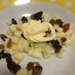 Táo gọt vỏ, cắt hạt lựu, cho vào tô cùng nho khô, 2 muỗng canh sốt mayonnaise, 1/4 muỗng cà phê muối, trộn đều.