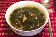 Múc canh ra tô và thưởng thức nhé!