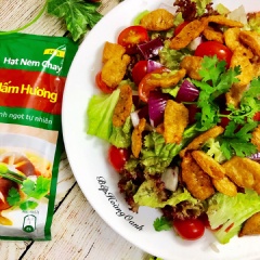 Cho salad trộn dầu giấm ra dĩa, thêm gà lát chiên lên trên. Rất đơn giản dễ làm, dễ ăn cho ngày chay muốn thay đổi khẩu vị.