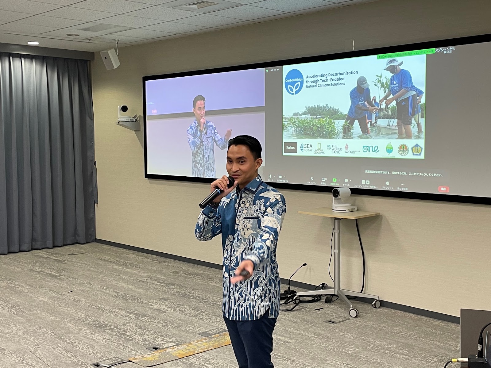 CarbonEthics Co-Founder Agung Bimo Listyanu Presenting during JICA NINJA Japan Demo Day wearing blue batik