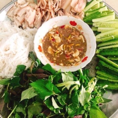 Dọn thịt, mắm chua lên mâm cùng với: dưa leo, rau sống, đậu rồng cuốn với bánh tráng và thưởng thức.