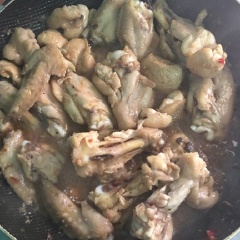 Cánh gà ngấm đều gia vị và chín tỏa hương thơm thì cho hành tây vào, đảo đều cho hành chín tới là được.