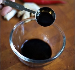 Cho nước tương, 2-3 giọt dầu mè, tỏi băm, gừng băm vào chén trộn đều.