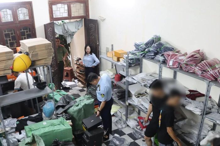 Tạm giữ hơn 700 sản phẩm quần áo, giày dép có dấu hiệu giả mạo nhãn hiệu - Báo Tri thức &amp; Cuộc sống