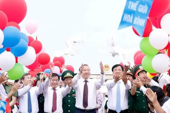 Tổng Bí thư, Chủ tịch nước dự lễ thượng cờ 'Thống nhất non sông' - Đài Phát thanh và truyền hình Hà Nội