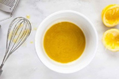 Trong lúc đợi củ cải đỏ chín, bạn pha nước sốt trộn: Cho tất cả các nguyên liệu trong phần sốt như mù tạt, muối, tiêu, mật ong, nước cốt chanh, vỏ chanh hòa trộn với nhau trong một cái bát. Để riêng sang 1 bên.