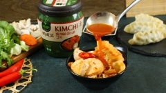 Khi nước lẩu đã sôi, cho các loại rau nấm cùng mandu Bibigo vào nồi, chờ đến khi sôi lại và thưởng thức. Chỉ với ba bước đơn giản là bạn đã có thể hoàn thành xong nồi lẩu kim chi mandu trứ danh của xứ sở hoa anh đào rồi. Bắt tay vào làm ngay để có thể đổi bữa cho gia đình, bạn nhé!