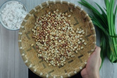 Đậu phộng rang chín, bỏ vỏ rồi giã nhỏ. Thêm ít muối vào rang đậu sẽ nhanh chín giòn đều.