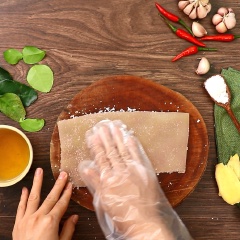 Tiếp đó, dùng nĩa xăm xung quanh miếng da, rắc ít muối lên mặt ngoài da heo và chà xát rồi cắt thành miếng nhỏ vừa ăn. Sau đó, trải đều da heo lên trên khay nướng và cho vào lò nướng 30 phút để nhiệt độ 160 độ, nướng đến khi miếng da có độ khô cứng.