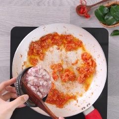 Kế tiếp, cho 200gr thịt heo xay vào xào cho săn thịt, rồi nêm vào 1,5 muỗng canh nước mắm, 1 muỗng canh tương ớt, 1 muỗng canh sa tế, 1 muỗng canh đường, 1 muỗng canh nước cốt chanh và 50ml nước lọc.