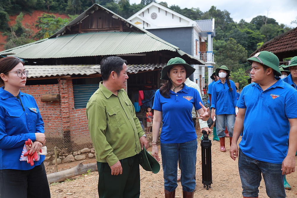 Tuổi trẻ Trường Đại học Tây Bắc phát huy tinh thần tình nguyện, xung kích vì cộng đồng, tham gia hỗ trợ khắc phục hậu quả mưa lũ