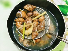Cho nước vào nồi đun sôi, cho sả thái khúc, vài lát gừng vào nấu cho nước sôi lên mới cho ốc hương vào. Ốc chín là vớt ra ngay. Đặt chảo sạch lên bếp cùng với 2 thìa dầu ăn, khi dầu nóng thì cho tỏi vào phi thơm. Tiếp theo cho gừng, sả, ớt thái vát vào xào cho dậy mùi thơm.