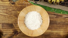 Chuẩn bị gạo: Gạo nếp vo thật sạch sau đó ngâm nước khoảng 5-6 tiếng rồi vớt ra để ráo. Lá dứa rửa sạch, cho vào máy xay sinh tố, say nhuyễn, chắt lấy phần nước. Chọn chuối sứ thật chín, lột bỏ vỏ. Cho vào chuối 1/2 muỗng cà phê muối, 1 muỗng canh đường và 1 muỗng cà phê rượu. Đậu đen vo sạch, loại bỏ hạt sâu và bụi bẩn, cho vào nồi luộc cùng 1 lít nước, thêm 1/2 muỗng cà phê muối, để lửa lớn cho sôi bùng lên rồi hạ lửa nhỏ đun cho đậu chín.