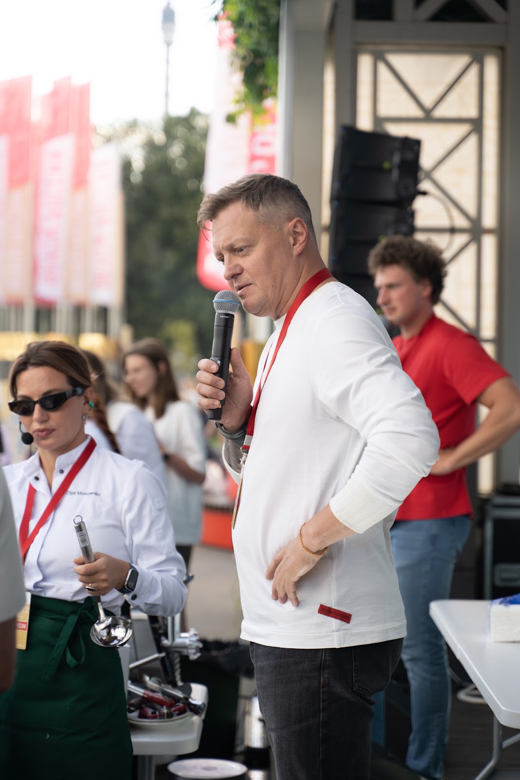 [Изображение строгого жюри]