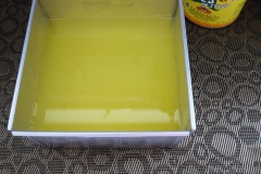 Cho bột rau câu agar vào nồi cùng nước 250ml nước ép vải, 400ml nước và 1 lon nước soda, khuấy đều cho tan. Sau đó mang đi nấu đến khi sôi thì tắt bếp. Đổ hỗn hợp này vào khuôn rau câu kích thước 15cmx15cm. Đợi nguội khoảng 20phút rồi cho vào tủ lạnh để đông khoảng 2 tiếng hoặc qua đêm là có thể dùng được.