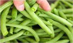 Đậu que rửa sạch, cắt nhỏ. Tôm khô ngâm nước cho nở mềm rồi băm nhỏ.