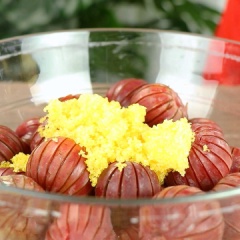 Trộn đều mận với 500 gr đường, lượng đường có thể thêm bớt tùy thích theo khẩu vị của bạn. Ướp mận với 500gr đường trong 8h.
