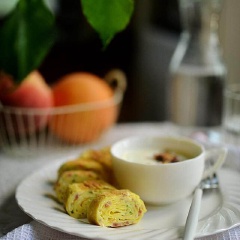 Cho trứng ra đĩa và cắt miếng vừa ăn (hoặc ngược lại). Trứng chiên vàng ươm, xen với chút xanh của hành và đỏ của thịt nguội trông mới thật hấp dẫn làm sao!