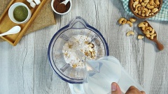 Hạt điều mua về các bạn lựa bỏ những hạt hư. Cho 150gr hạt điều, 90gr đường phèn và 1 lít nước vào máy xay sinh tố. Xay đến khi hạt điều mịn mượt. Dùng rây lọc để sữa không bị cặn. Nếu máy xay có công suất nhỏ thì nên xay nhiều lần.