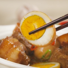 Múc thịt kho tàu ra đĩa, ăn kèm với cơm nóng và thưởng thức. Vậy là bạn đã có một nồi thịt kho tàu thơm ngon chuẩn vị, từng miếng thịt ba rọi béo ngậy, đậm đà hòa quyện cùng nước xốt sóng sánh thêm chút bùi bùi của trứng sẽ là một món ăn ngon miệng trong bữa cơm gia đình. Một sự kết hợp hoàn hảo nếu bạn ăn cùng dưa chua hoặc dưa giá bạn nhé.