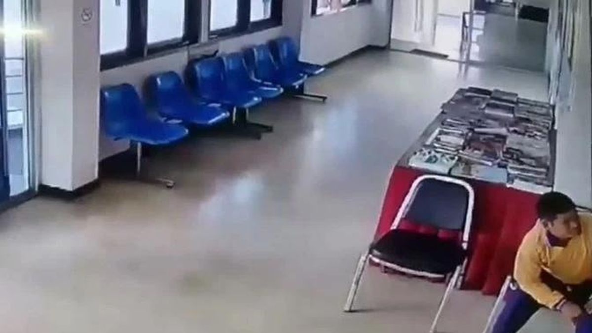 Rắn khủng lao vào đồn cảnh sát, người đàn ông tay không bắt gọn - Tạp chí Doanh Nghiệp Việt Nam