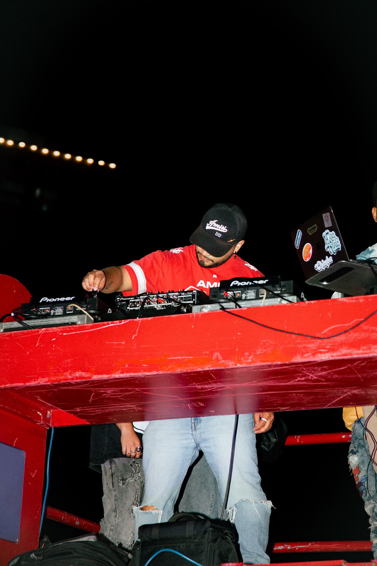 DJ aux platines sur la sc&egrave;ne Boombox